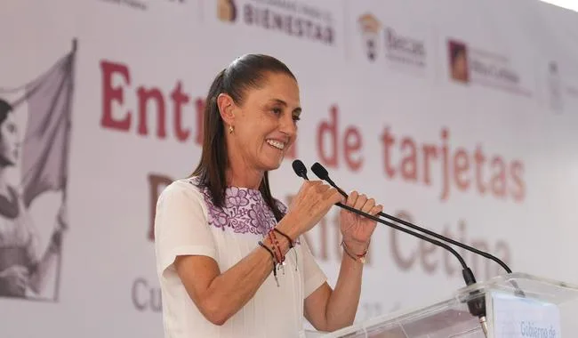 Sheinbaum distribuye tarjetas de la Beca Rita Cetina para uniformes y útiles en Tabasco