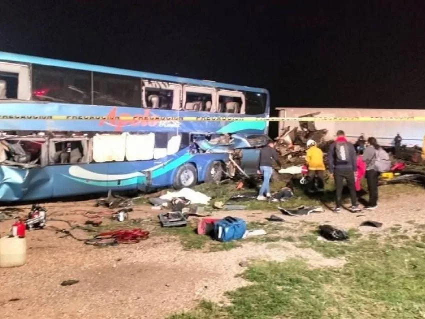 Accidente entre tráiler y autobús en Guanajuato deja cinco muertos y varios heridos