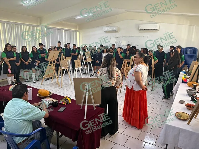 Alumnos de Cecytem Guacamayas exhiben arte ancestral con técnica de pirografía