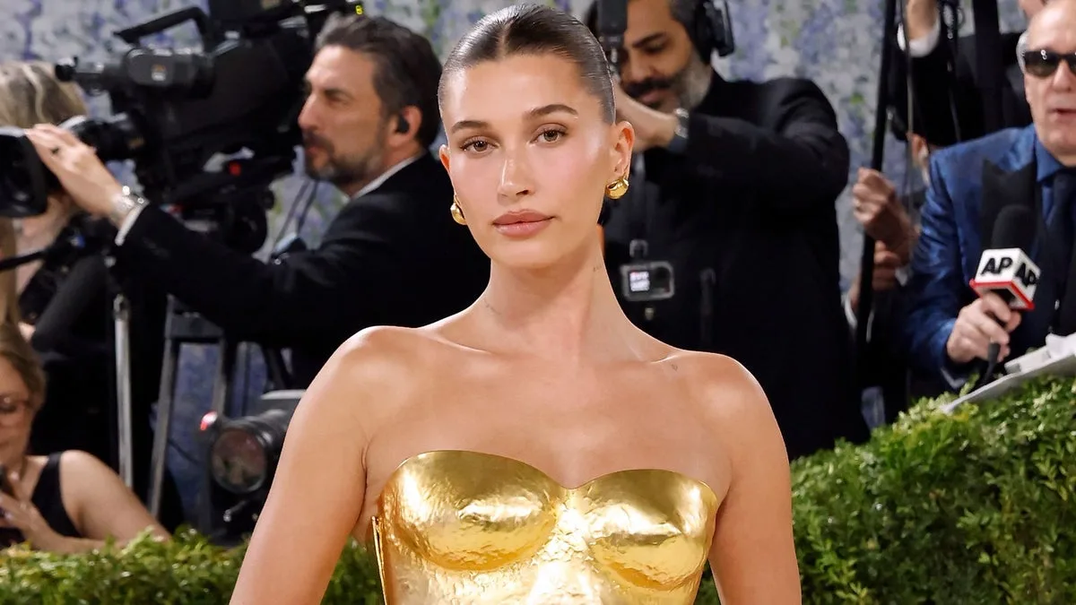 La marca de belleza de Hailey Bieber llega oficialmente a México con nueva colección de verano