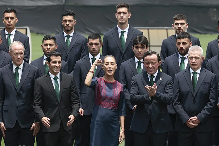 Claudia Sheinbaum encabeza ceremonia de abanderamiento de México rumbo al Mundial 2026