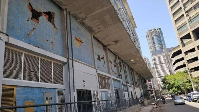 Habitantes desalojan urbanismos en avenida Bolívar tras daños por sismos en Caracas