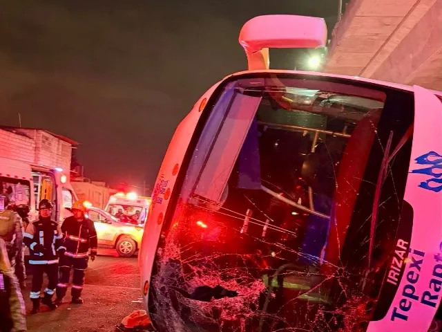 Atendidos 45 estudiantes tras volcadura de autobús escolar en la México-Puebla