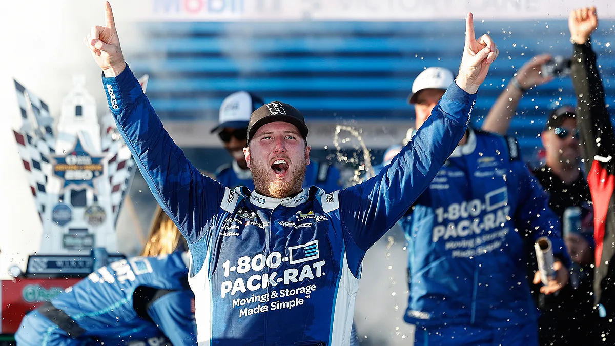 Austin Hill logra su primera victoria en circuito callejero en homenaje a Kyle Busch