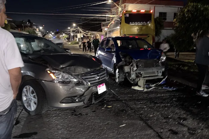 Autobús sin frenos provoca choque múltiple y daños importantes en Uruapan