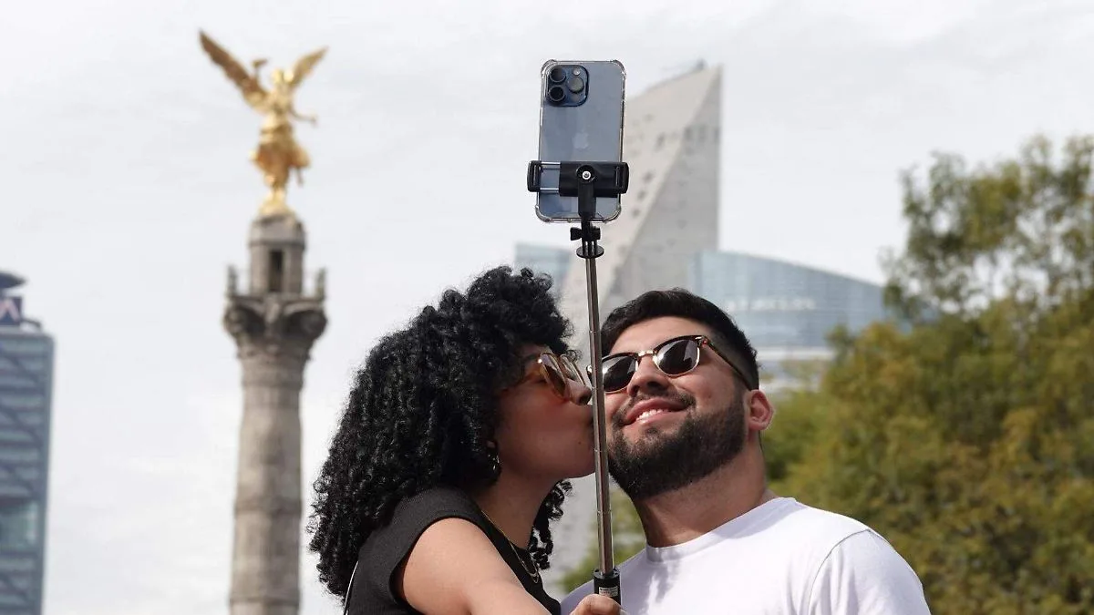 Autoridades alertan que una selfie puede exponer datos confidenciales y poner en riesgo la seguridad