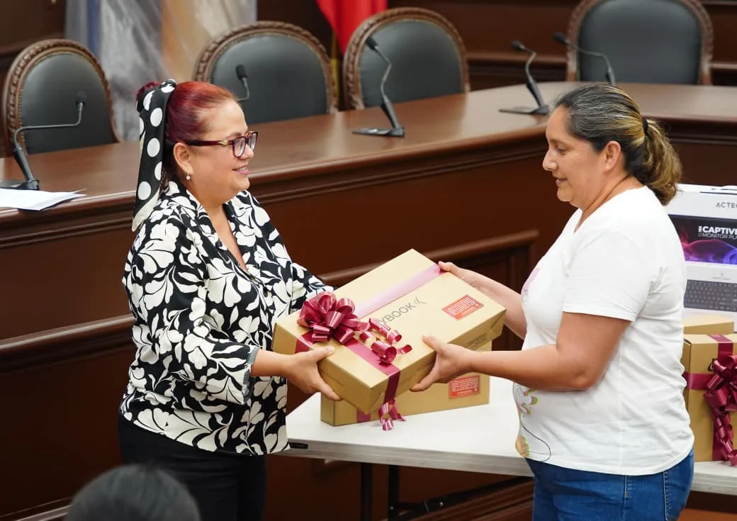 Ayuntamiento de Xalapa entrega equipos de cómputo para mejorar la educación en varios planteles