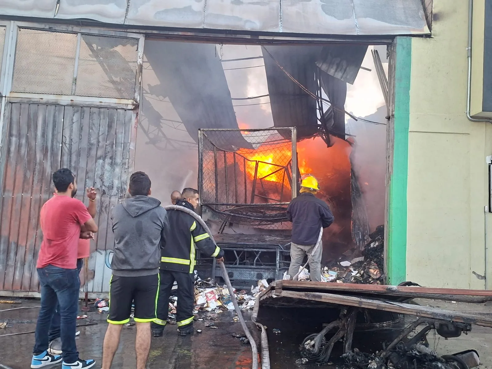 Bomberos de Zitácuaro controlaron incendio que consumió planta recicladora y dañó viviendas