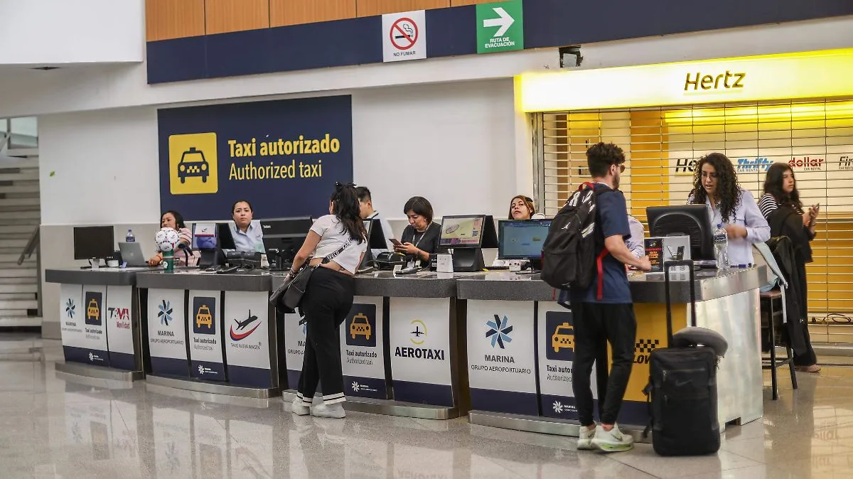 Cambian módulos para solicitar taxis en el AICM y trabajadores denuncian condiciones precarias