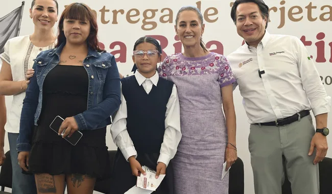 Claudia Sheinbaum entrega apoyos para útiles y uniformes a estudiantes de primaria