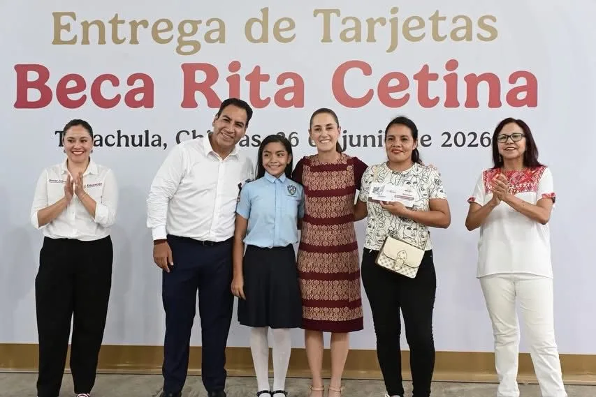 Claudia Sheinbaum entrega tarjetas de la Beca Rita Cetina en Tapachula para apoyar la educación básica
