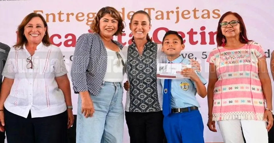 Claudia Sheinbaum entrega tarjetas de la Beca Rita Cetina para uniformes y útiles en Veracruz