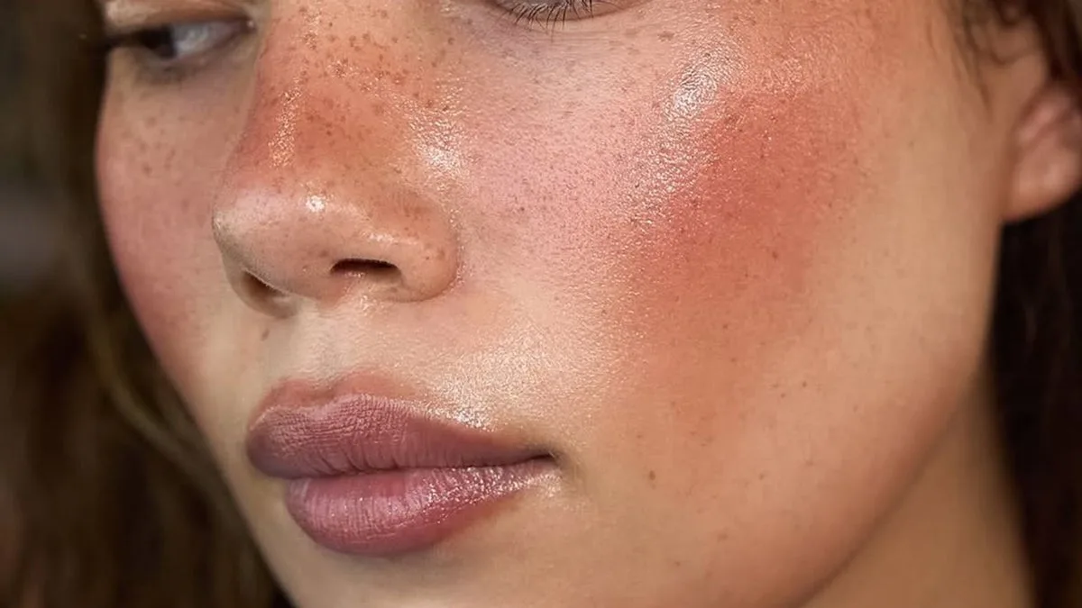 Cómo lograr pecas falsas con un acabado natural según la maquillista de Dua Lipa