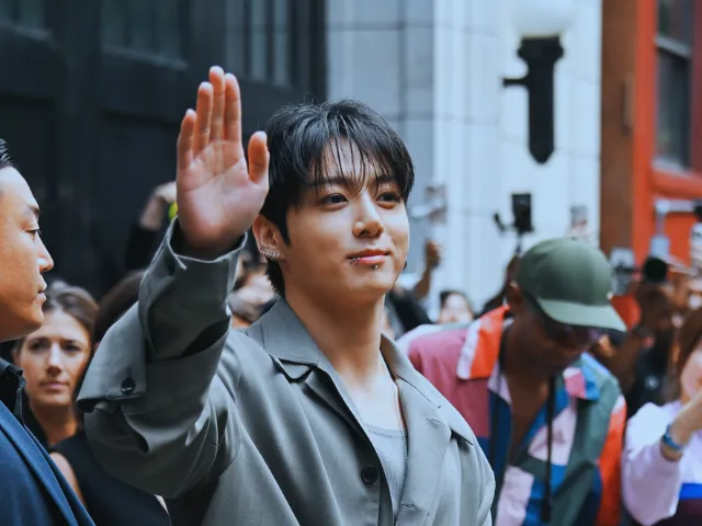 Condenan a fan por acosar a Jungkook y buscar entrar a su domicilio en Seúl