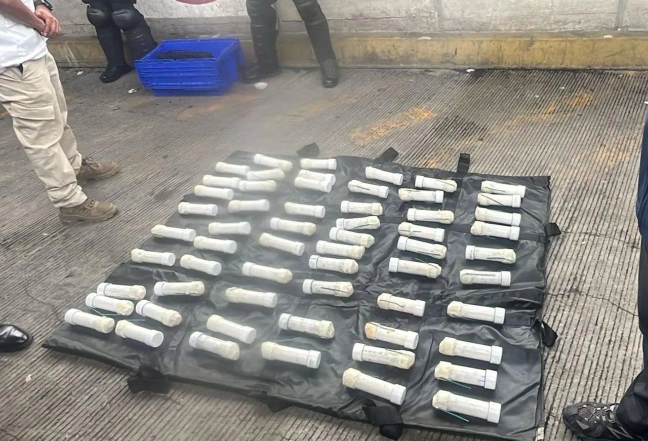 Confiscan 59 explosivos caseros en autobús rumbo a marcha de la CNTE