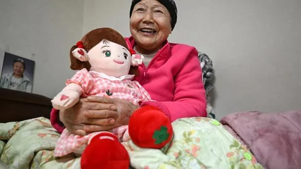 Corea del Sur utiliza muñecas con IA para acompañar a personas mayores aisladas
