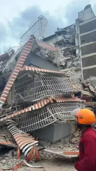 Dos fuertes sismos golpean Venezuela y causan colapsos estructurales en Caracas