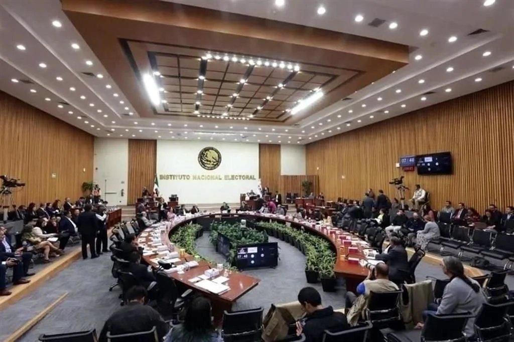 El INE pierde cerca de mil empleados en cinco meses y ajusta salarios por reforma electoral
