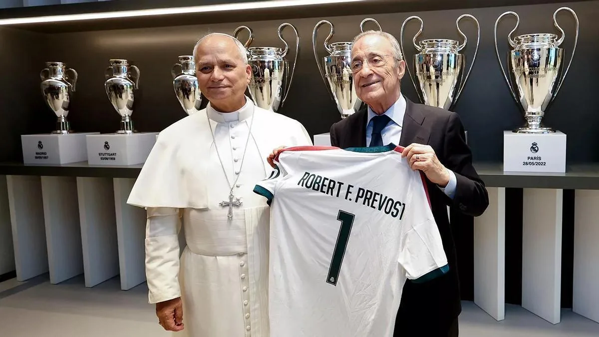 El Papa León XIV visita el Santiago Bernabéu y posa con Florentino Pérez y camiseta del Real Madrid