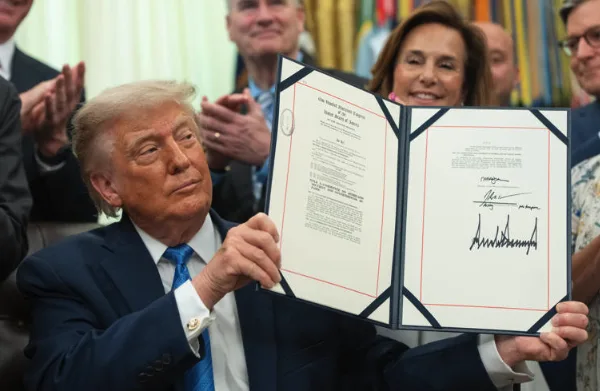 Estados Unidos asigna 240 mil millones de dólares para reforzar control migratorio y deportaciones