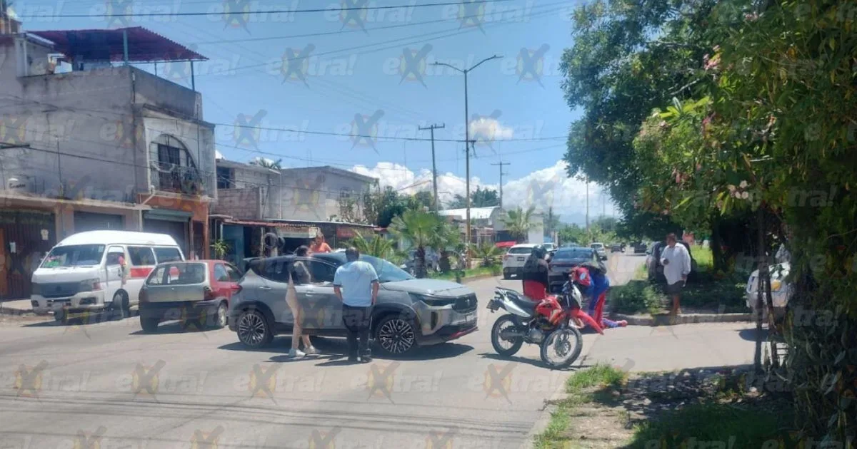 Estudiante resulta herida tras colisión entre motocicleta y camioneta en Cuautla