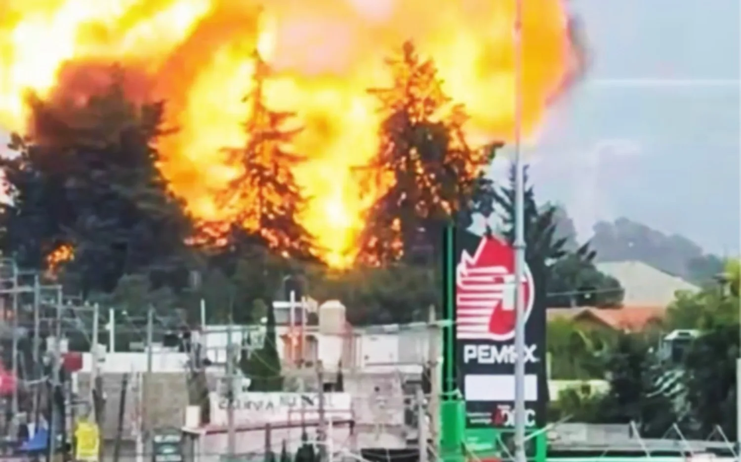 Explosión de cisternas de gas en Puebla deja tres heridos y evacúan a miles