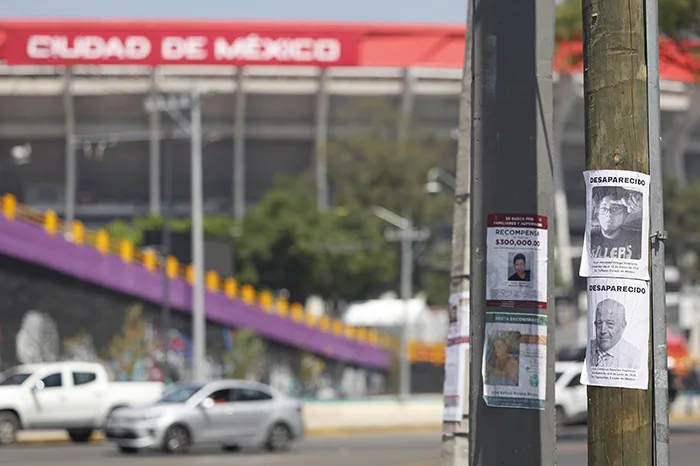 Familias de desaparecidos denuncian crisis de seguridad con protesta en Estadio Azteca