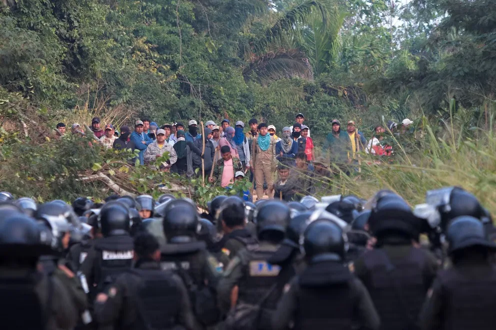 Fuerzas de seguridad desbloquean ruta clave hacia La Paz sin enfrentamientos