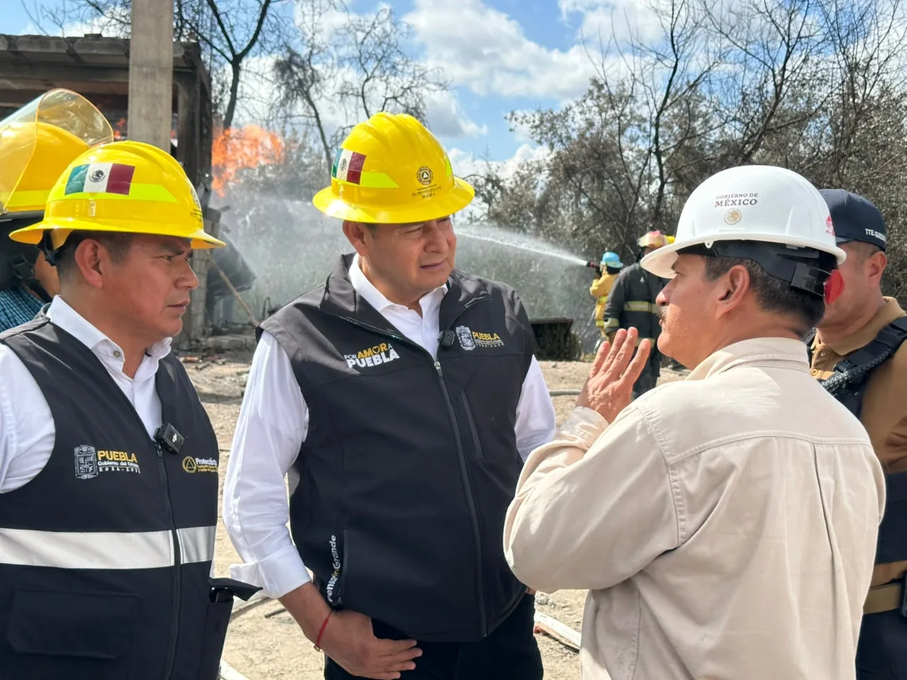Gobernador supervisa zona de emergencia tras explosión en centro de gas LP en Tepeaca