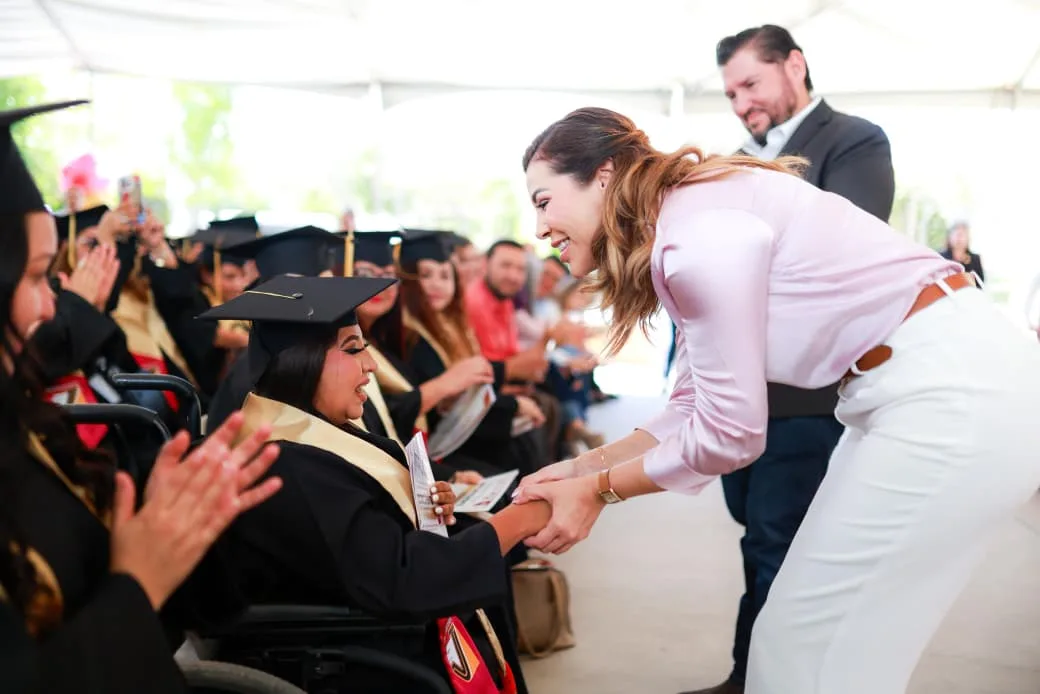 Graduación de tercera generación de bachillerato para mujeres con Tarjeta Violeta en Baja California