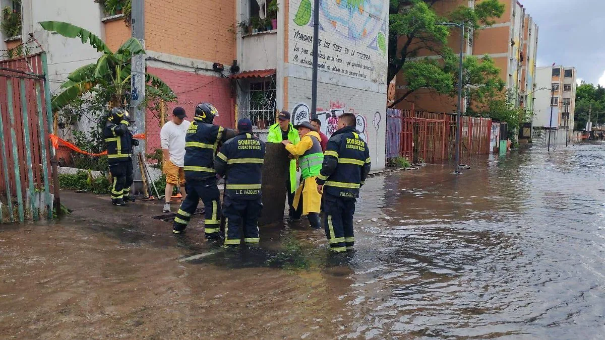 Gran fuga de agua potable en Iztapalapa desperdicia miles de litros diarios