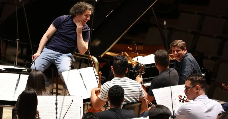 Gustavo Dudamel dirige tres obras clave de Manuel de Falla en álbum con la Sinfónica Simón Bolívar