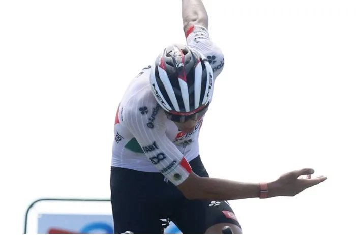 Isaac del Toro se impone en el Tour Auvergne Rhône-Alpes con una remontada decisiva