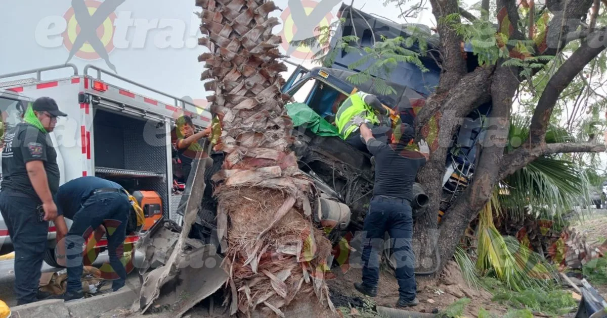 Joven queda atrapado tras chocar camión de volteo contra un árbol en autopista Oaxtepec-Cuautla