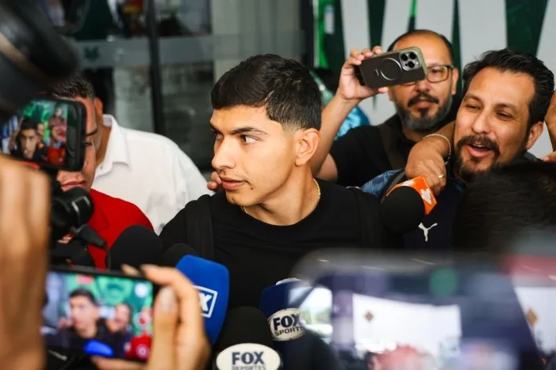 Kevin Castañeda llega a Guadalajara para unirse a Chivas con objetivo de título