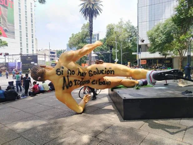 La CNTE destruye esculturas del Mundial 2026 durante protesta en Ciudad de México
