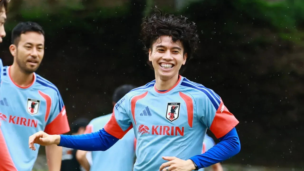 La emoción desborda a niño japonés al tomarse foto con la selección en Monterrey