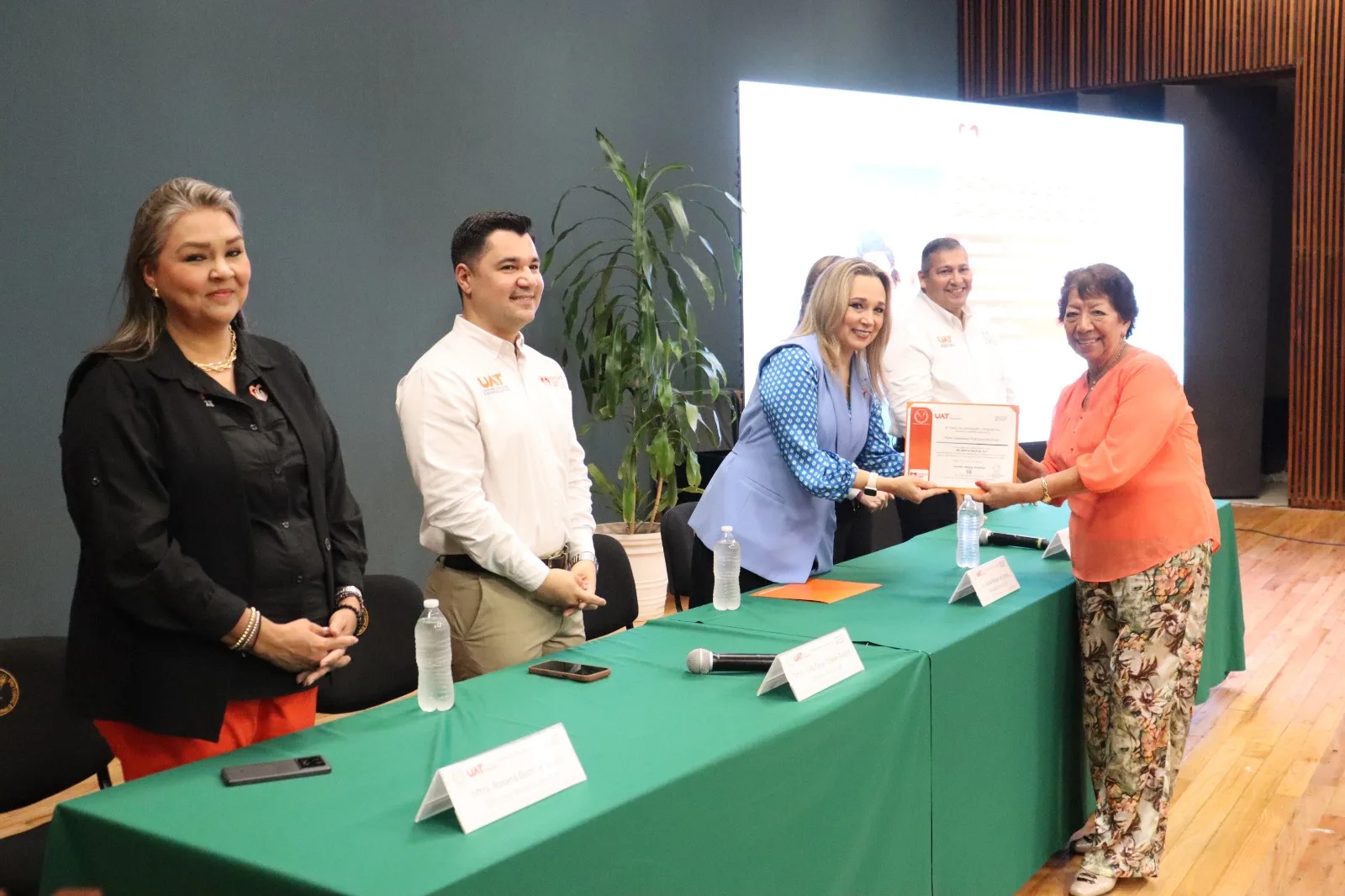 La UAT certifica a adultos mayores en competencias digitales para cerrar brechas tecnológicas