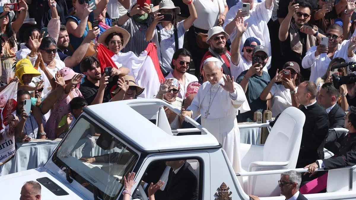 León XIV usará un Mercedes clásico como papamóvil durante su visita a España