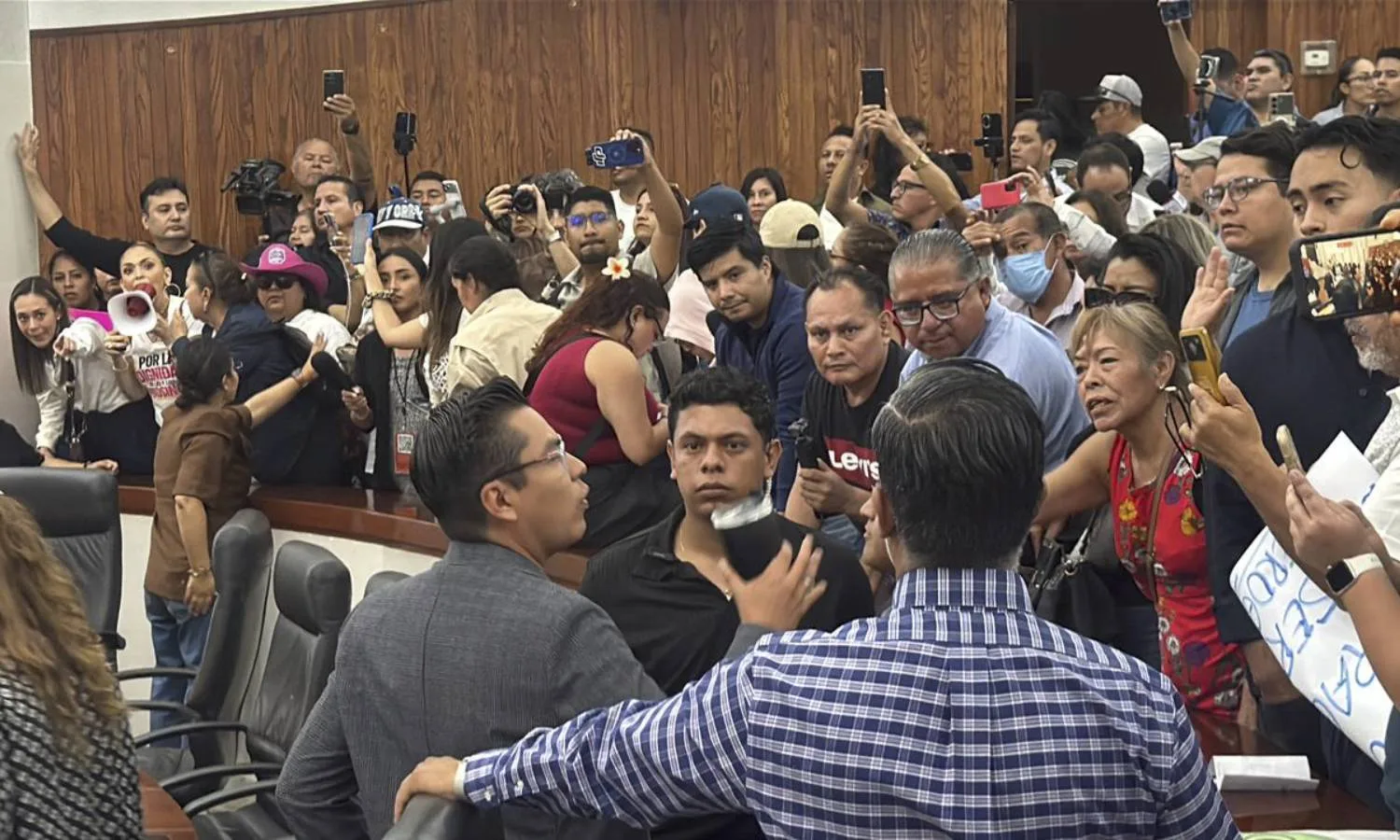Manifestantes irrumpen en el Congreso tras forcejeos en las puertas y tensiones entre diputadas