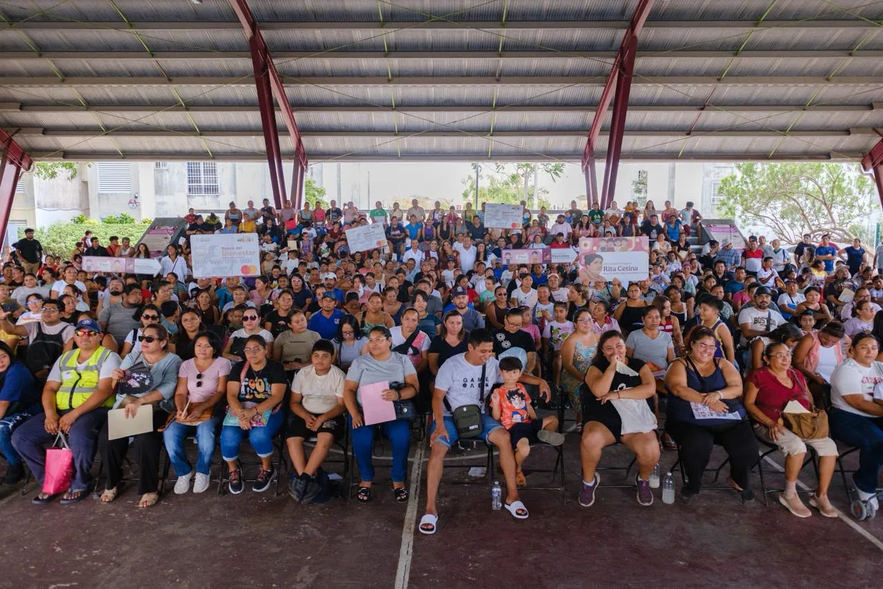 Más de mil alumnos de Quintana Roo reciben tarjetas de la Beca Rita Cetina para apoyo escolar