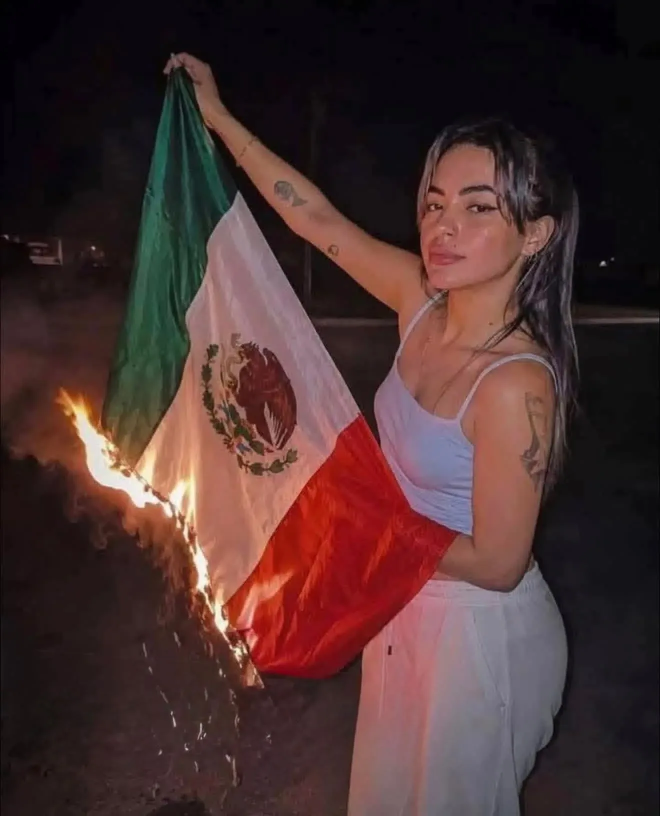 Mujer cubana quema la bandera de México en Cancún y genera indignación en redes