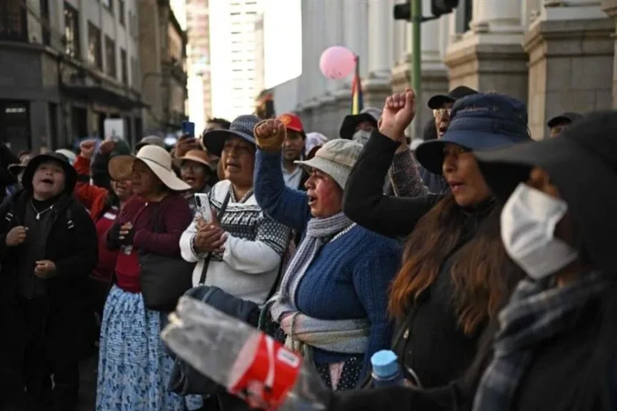 Persisten bloqueos en Bolivia y protestas exigen la renuncia de Rodrigo Paz