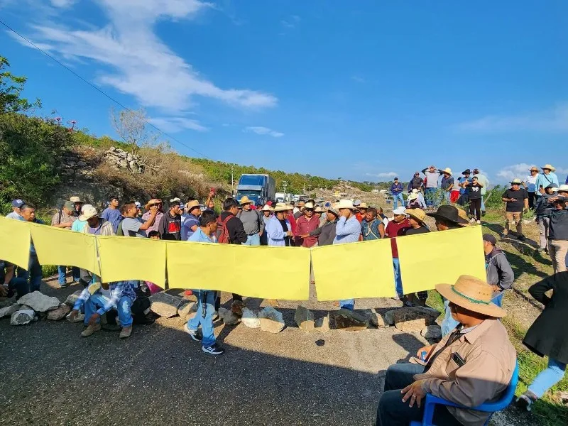 Pobladores de Atlixtac bloquean carretera para exigir apertura de hospital comunitario