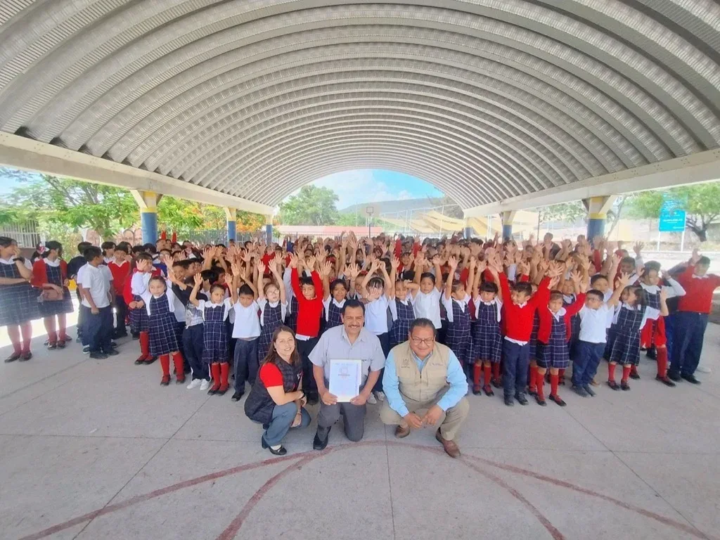 Primaria Libertadores recibe certificación por promover la salud escolar en Querétaro