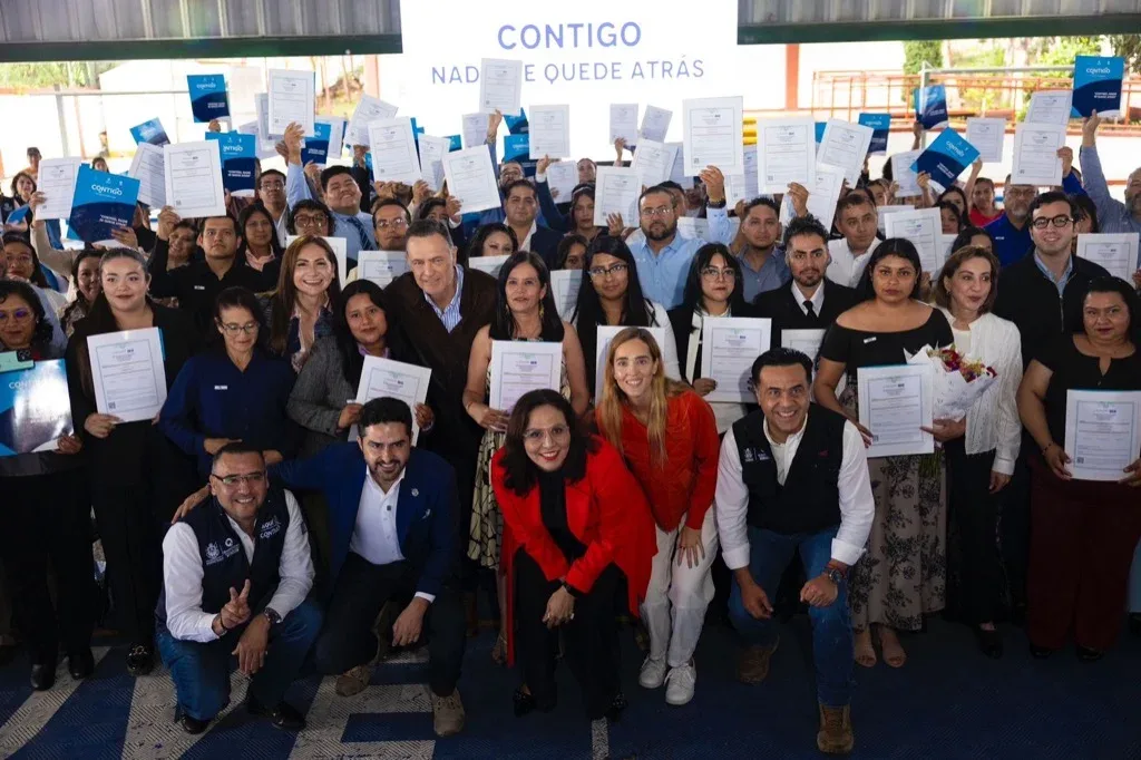 Querétaro avanza en regularización educativa con entrega de certificados de bachillerato