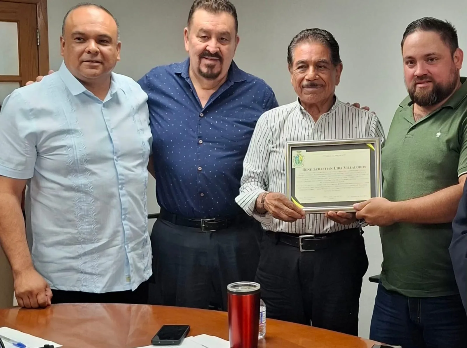 Reconocen a ciudadano por impedir robo de placa histórica en Ciudad Juárez