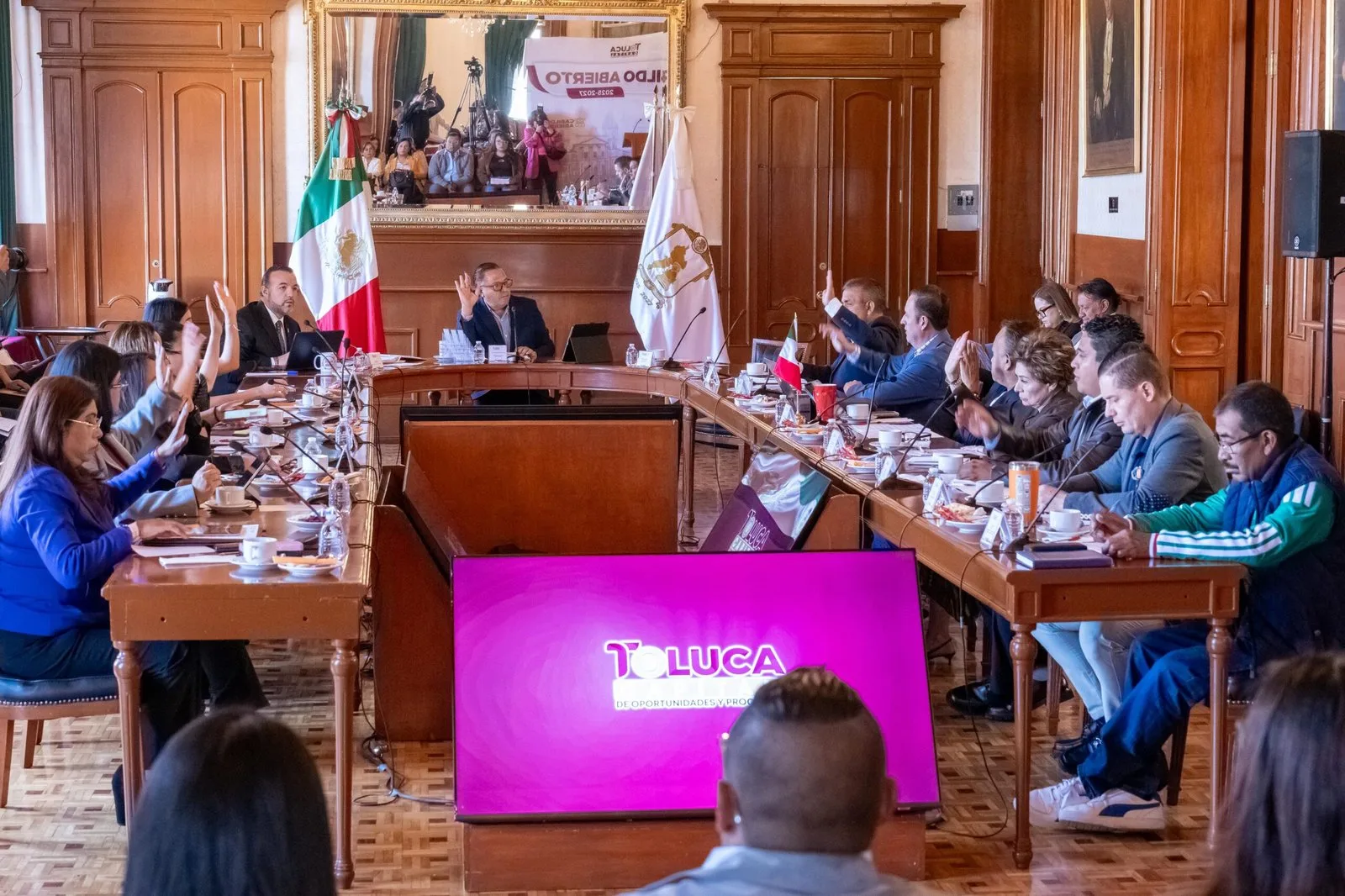Ricardo Moreno recibe directamente solicitudes vecinales para mejorar calles y servicios en Toluca