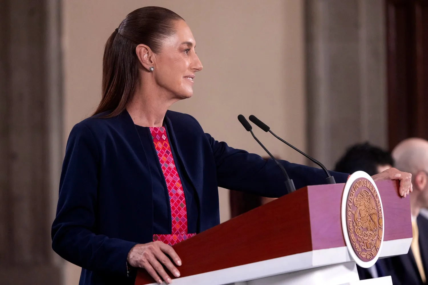 Sheinbaum insta a militantes de la 4T a defender sus principios sin temor a perder visas