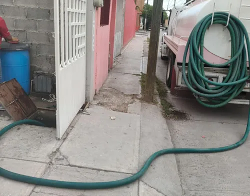 Soledad distribuye agua potable gratuita para combatir desabasto en colonias y escuelas